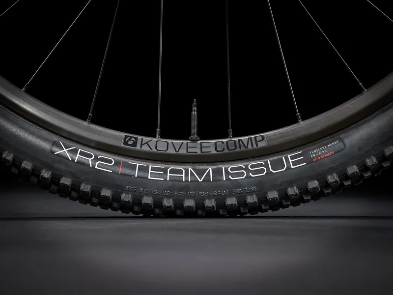 Trek Supercaliber 9.6 Mountain Bike in Radioactive Red/Trek Black-8