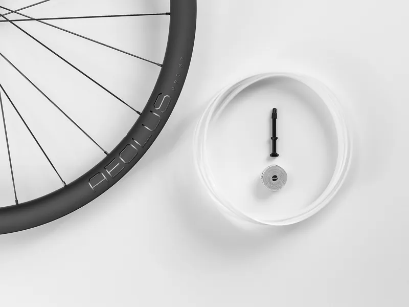 Bontrager Aeolus Pro 37 TLR Disc Road Wheel -2